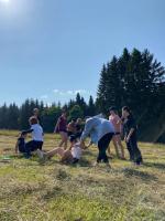 nejstarsi devcata - hry na louce.jpg